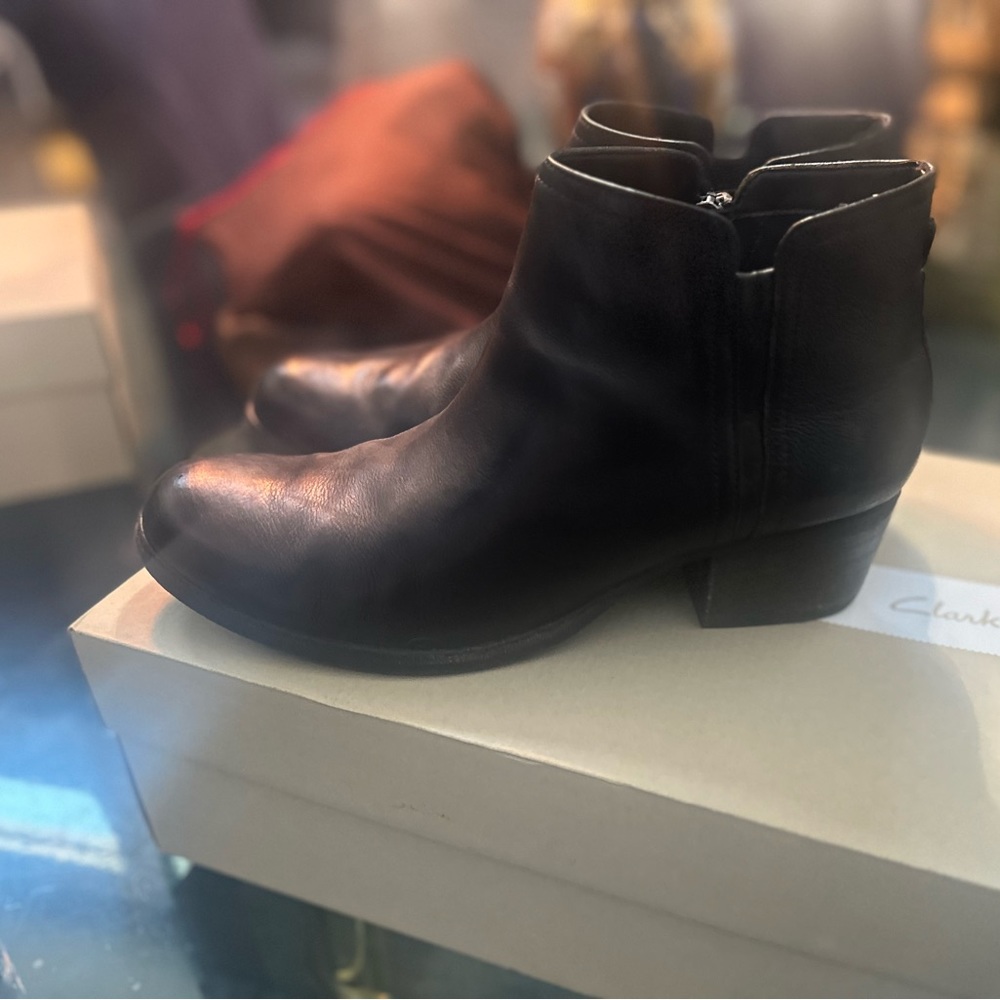 Clarks size 10 Black Leather Ankle Boots